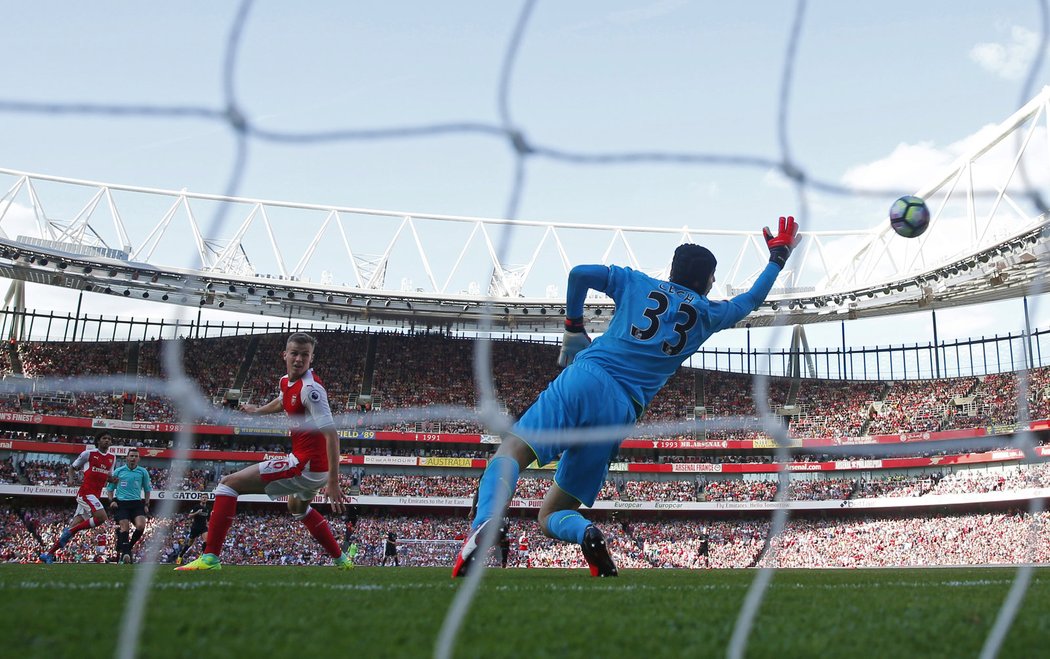 Brankář Arsenalu Petr Čech inkasoval v úvodním utkání Premier League čtyři góly od Liverpoolu