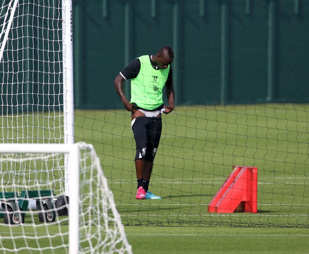 Mario Balotelli si upravuje výstroj během tréninku Liverpoolu