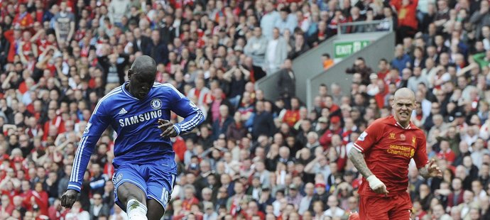 Útočník Chelsea Demba Ba se postaral o gól Chelsea na konci první půle