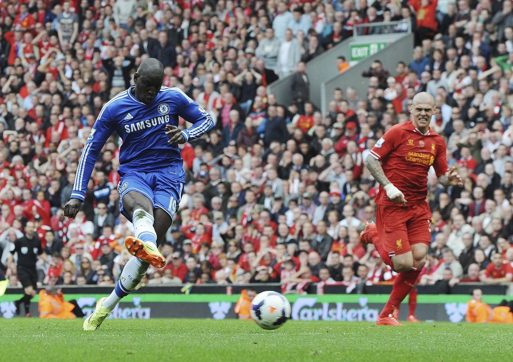 Útočník Chelsea Demba Ba se postaral o gól Chelsea na konci první půle