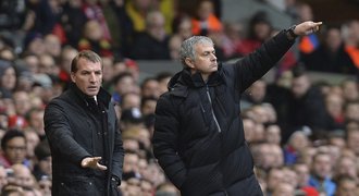 Mourinho už myslí na titul. Ale Chelsea odpustili penaltu, zuří Rodgers