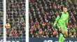 Brankář Liverpoolu Simon Mignolet sleduje míč padající do jeho sítě v utkání s Chelsea