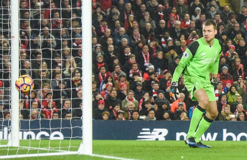 Brankář Liverpoolu Simon Mignolet sleduje míč padající do jeho sítě v utkání s Chelsea