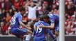 Fotbalisté Chelsea slaví na konci první půle gól do sítě Liverpoolu