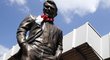 Před zápasem odhalila jedna sázková kancelář před stadionem Liverpoolu sochu odvolanému kouči Manchesteru United Davidu Moyesovi