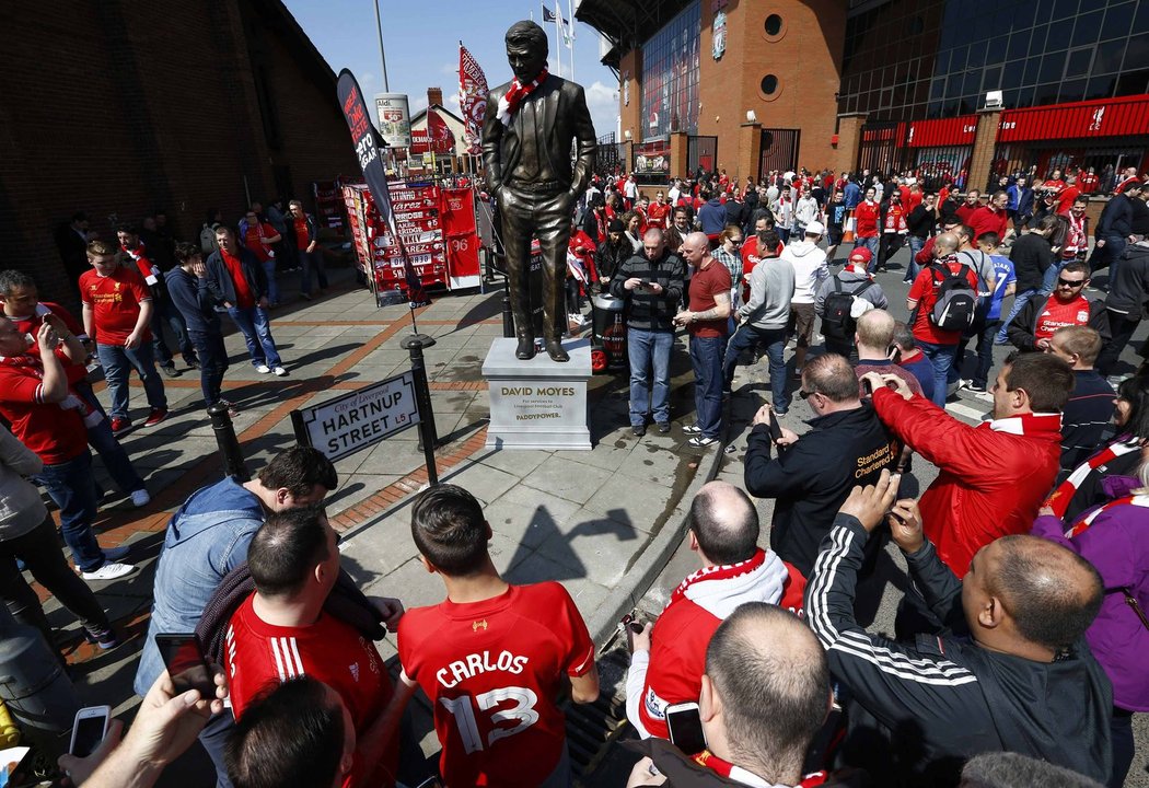 Před zápasem odhalila jedna sázková kancelář před stadionem Liverpoolu sochu odvolanému kouči Manchesteru United Davidu Moyesovi