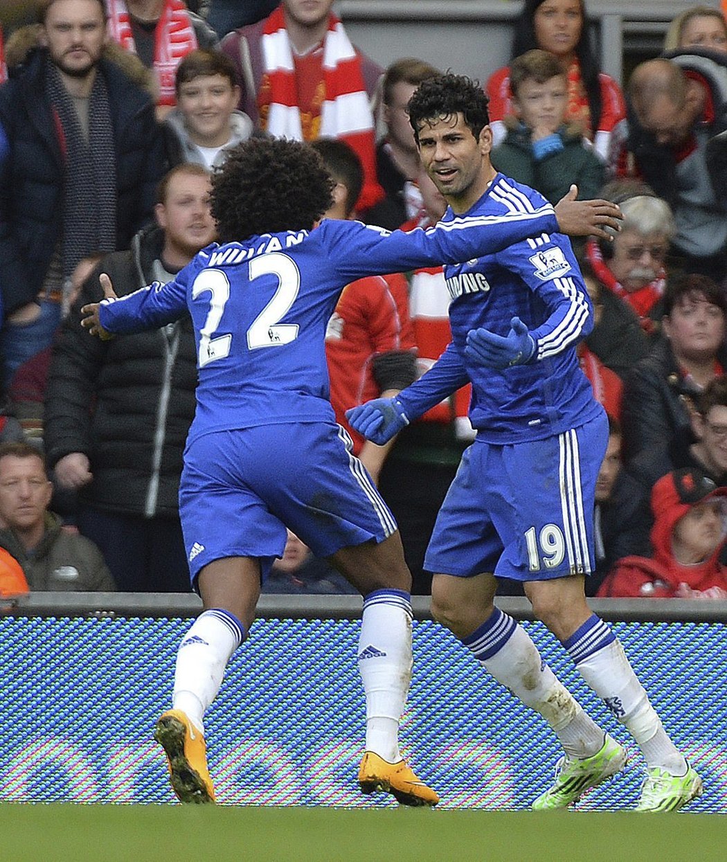 Diego Costa se raduje z gólu Chelsea v Liverpoolu