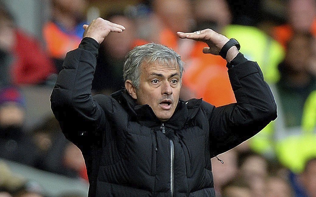 Trenér Chelsea José Mourinho při utkání v Liverpoolu