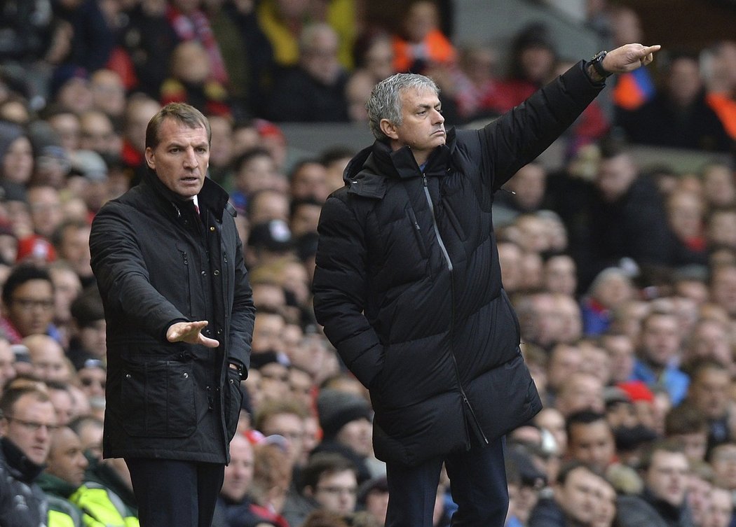Trenér Liverpoolu Brendan Rodgers po boku kouče Chelsea José Mourinha