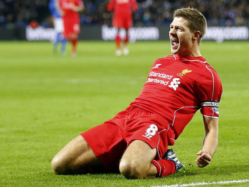 Záložník Liverpoolu Steven Gerrard slaví rozhodující gól do sítě Leicesteru