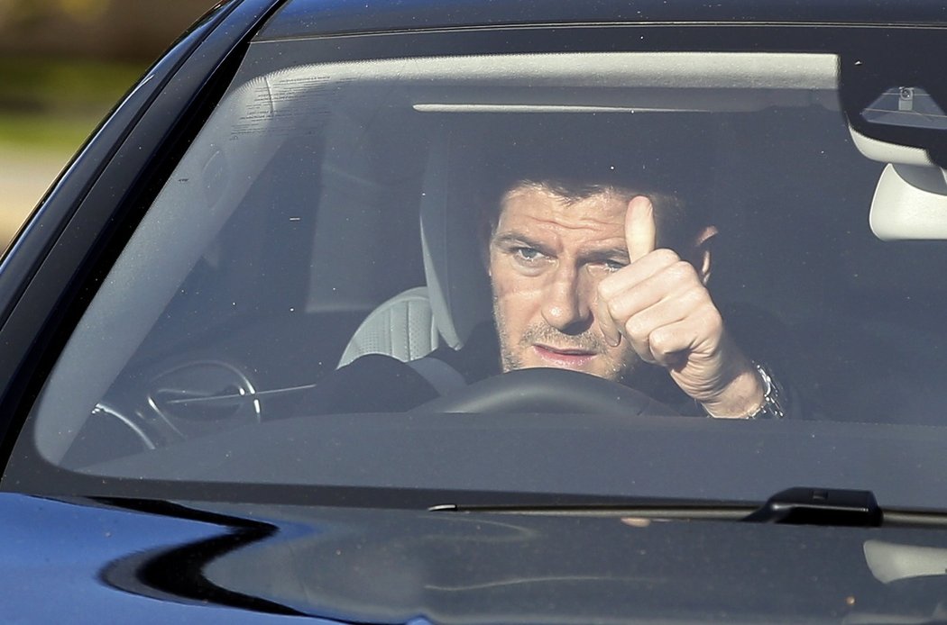 Steven Gerrard přijíždí na trénink v den, kdy oznámil, že Liverpool po konci sezony odpustí