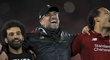 Trenér Liverpoolu Jürgen Klopp obklopený hráči oslavuje postup přes Barcelonu