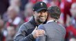 Trenér Liverpoolu Jürgen Klopp v objetí s bývalým hráčem klubu a dnes televizním expertem Jamiem Carragherem
