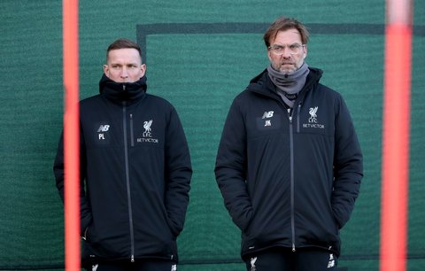 Trenér Liverpoolu Jürgen Klopp a jeho asistent Pep Lijnders (vlevo)