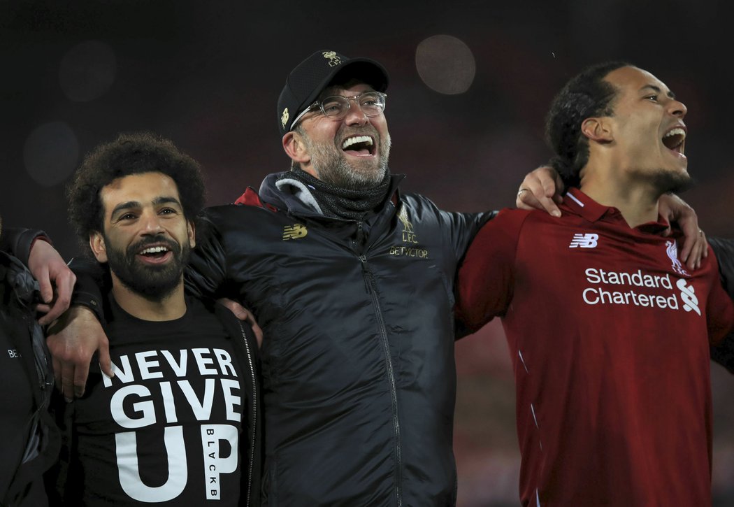 Trenér Liverpoolu Jürgen Klopp obklopený hráči oslavuje postup přes Barcelonu