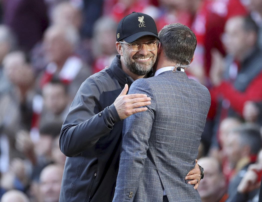 Trenér Liverpoolu Jürgen Klopp v objetí s bývalým hráčem klubu a dnes televizním expertem Jamiem Carragherem