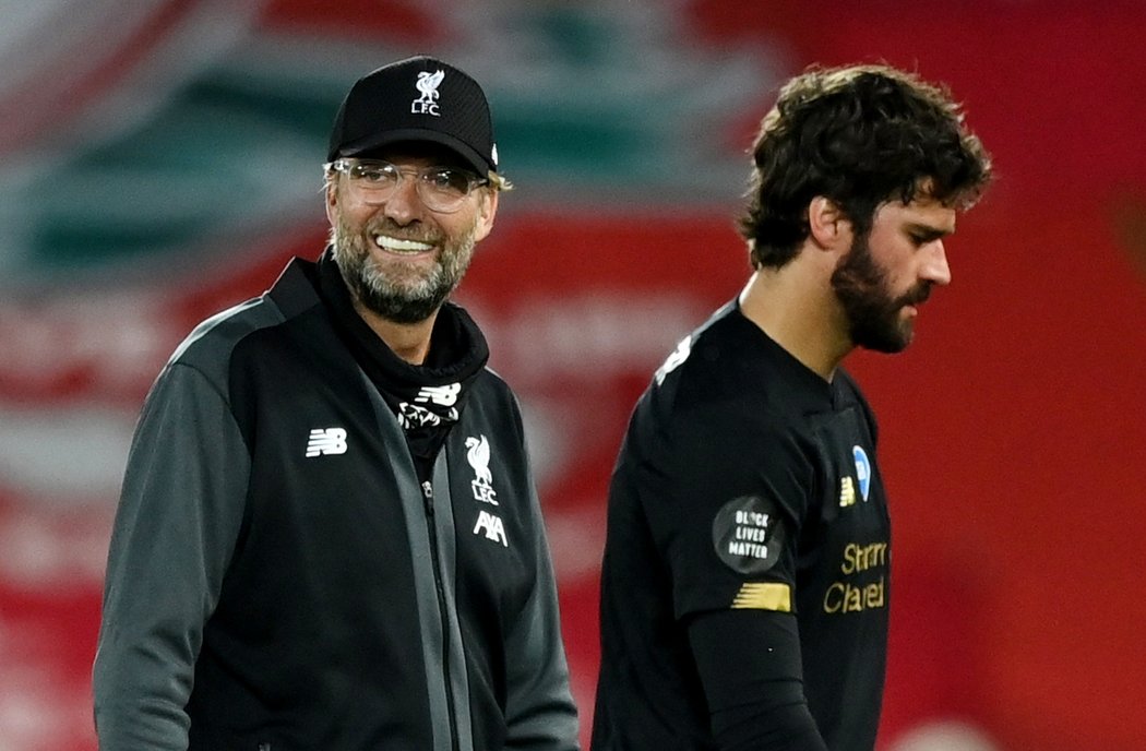 Trenér Liverpoolu Jürgen Klopp a brankář Alisson po výhře nad Crystal Palace