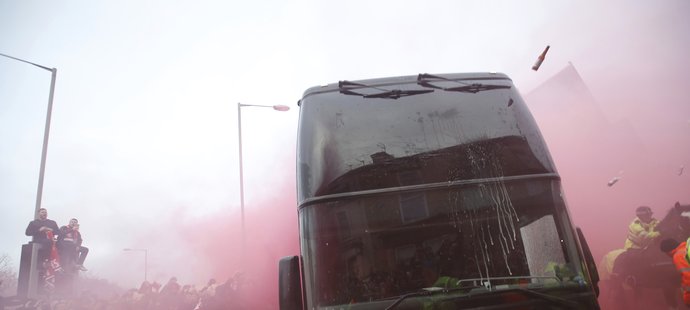 Autobus Manchesteru City zůstal po útoku několika fanoušků poškozený