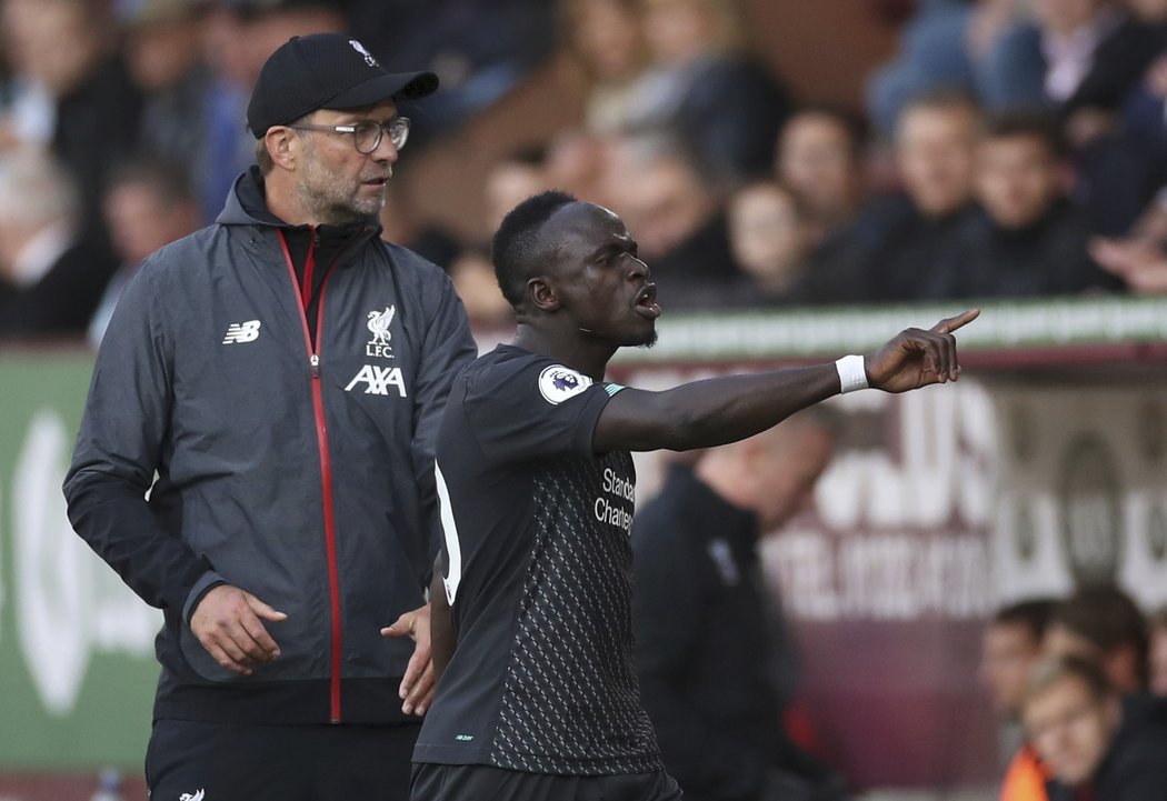 Sadio Mané prochází naštvaně kolem liverpoolského kouče Jürgena Kloppa