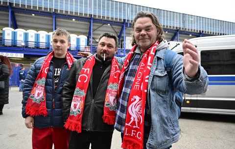 Fanoušci Liverpoolu před stadionem Sparty