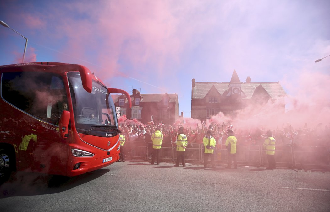 Kolem stadionu Liverpoolu bylo rušno