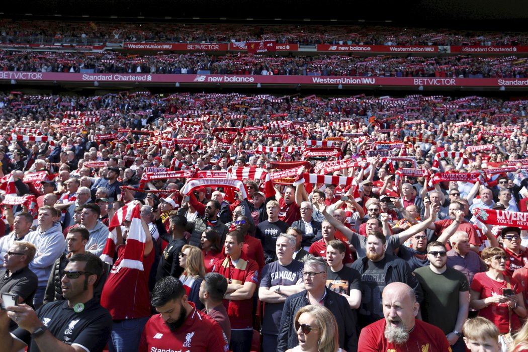 Naplněné tribuny na stadionu Anfield Road v Liverpoolu