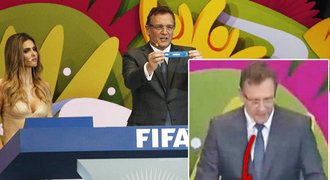 Je to obří podvod? Sekretář FIFA tahal lístky při losu MS zpod stolu