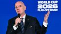 Prezident FIFA Gianni Infantino při losu baráže o MS 2026