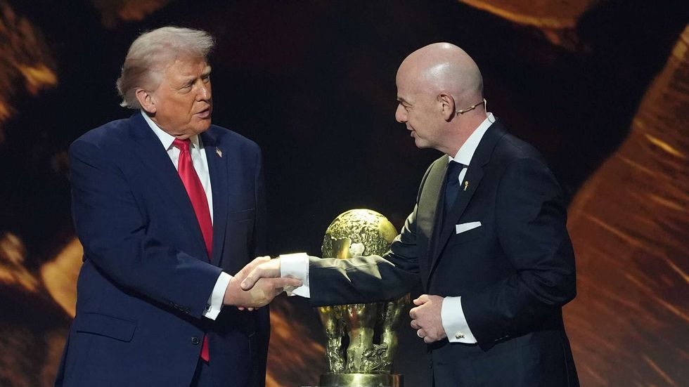 Americký prezident Donald Trump získal Cenu míru FIFA při losování MS ve fotbale 2026