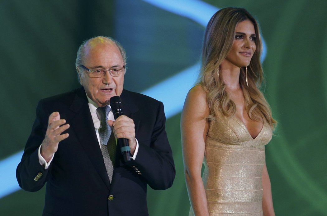 Šéf FIFA Sepp Blatter hovořil, ale řada fanoušků stejně sledovala moderátorku Fernandu Limu