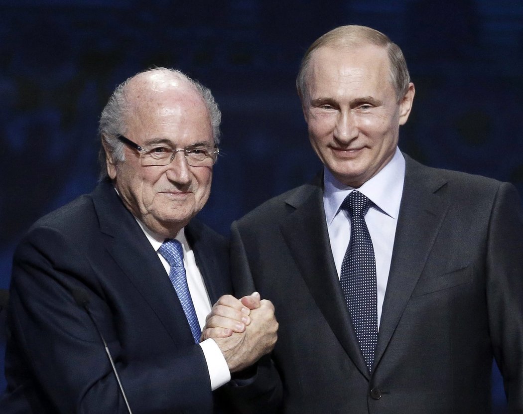 Vzájemnou podporu si při losování MS 2018 vyjádřil šéf FIFA Sepp Blatter a ruský prezident Vladimir Putin