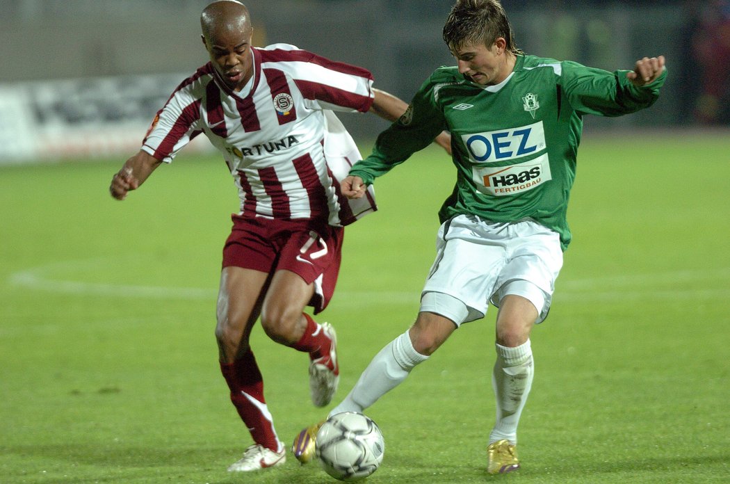 2007. Lukáš Vácha v jabloneckém dresu při utkání proti Spartě v souboji s Ludovicem Sylvestrem.