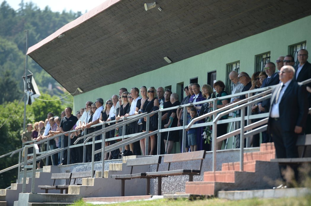 Tribuna v Černolicích se zaplnila daleko více, než při mistrovských zápasech místního klubu.