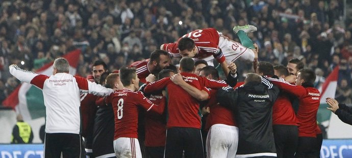 Radost v Budapešti! Po druhé výhře nad Norskem slaví maďarští fotbalisté postup na EURO 2016.