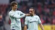 Thomas Müller laškuje s Franckem Riberym při vítězství Bayernu Mnichov