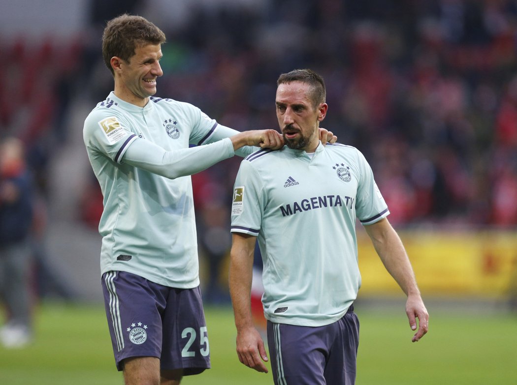 Thomas Müller laškuje s Franckem Riberym při vítězství Bayernu Mnichov