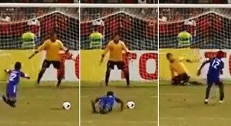 VIDEO: Penaltový komik z Malediv! Upadl, vstal a trefil se