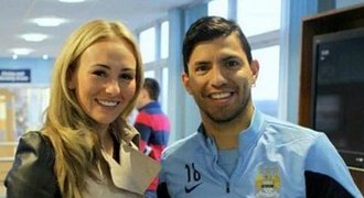 Láska jim kvete v klubu?! Agüero si měl začít s blond útočnicí City