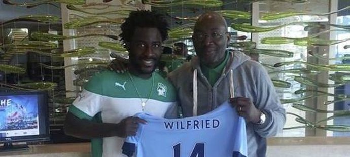 Bony Wilfried poprvé zapózoval s dresem Manchesteru City na soustředění před africkým šampionátem