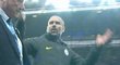 Trenér Manchesteru City Pep Guardiola mával před druhou půlí utkání s Burnley směrem k divákům