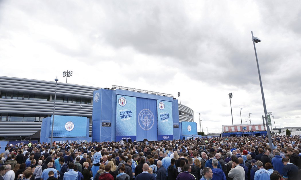 Představení Pepa Guardioly pro fanoušky Manchesteru City přilákalo davy