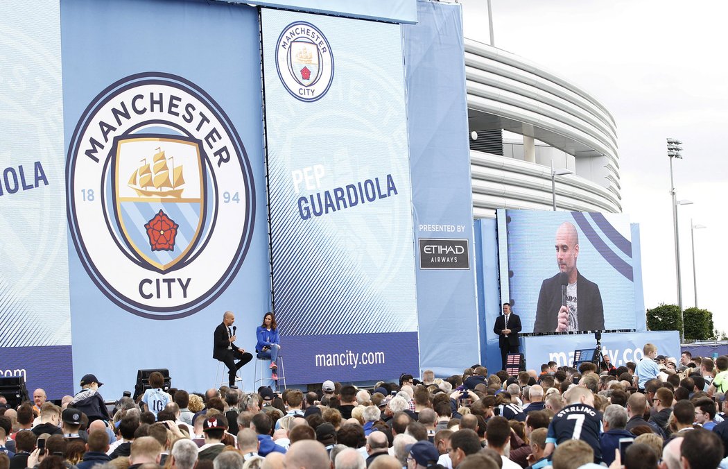 Představení Pepa Guardioly sledoval dav šesti tisíc fanoušků Manchesteru City