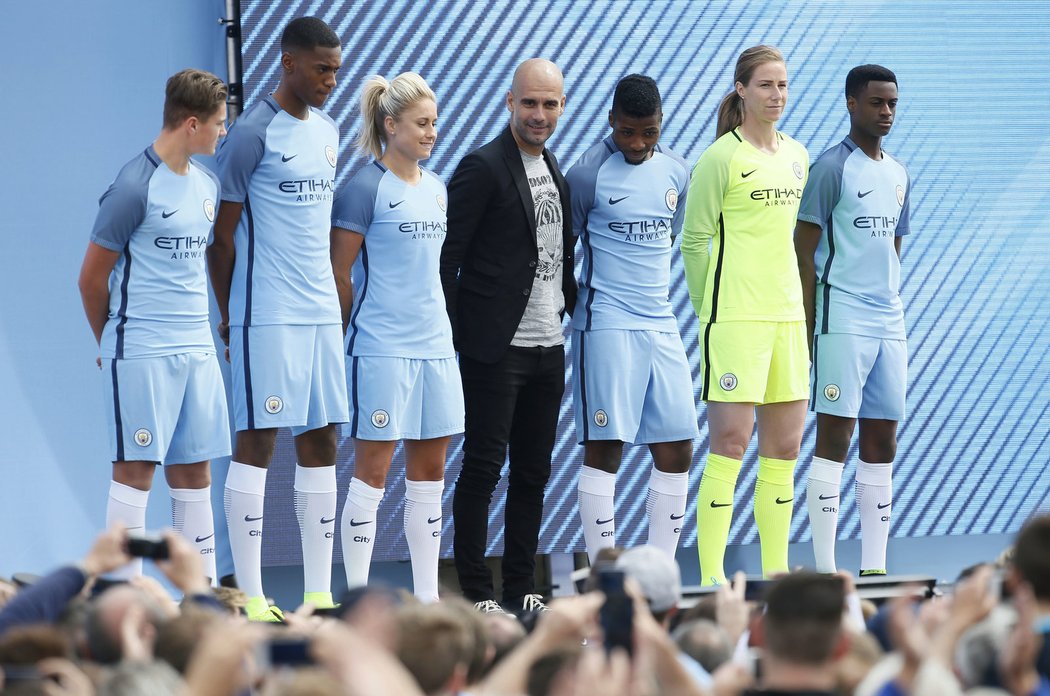 Vedle Pepa Guardioly pózovali hráči z mládežnické akademie Manchesteru City