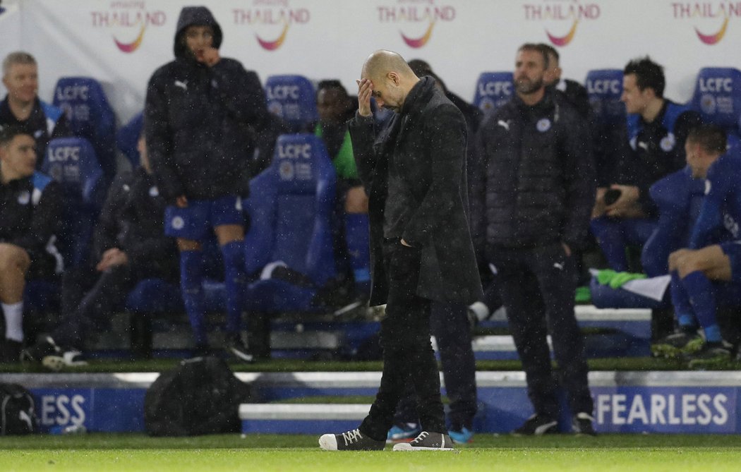Trenér Manchesteru City Pep Guardiola se na hřiště při utkání s Leicesterem díval jen velmi nerad