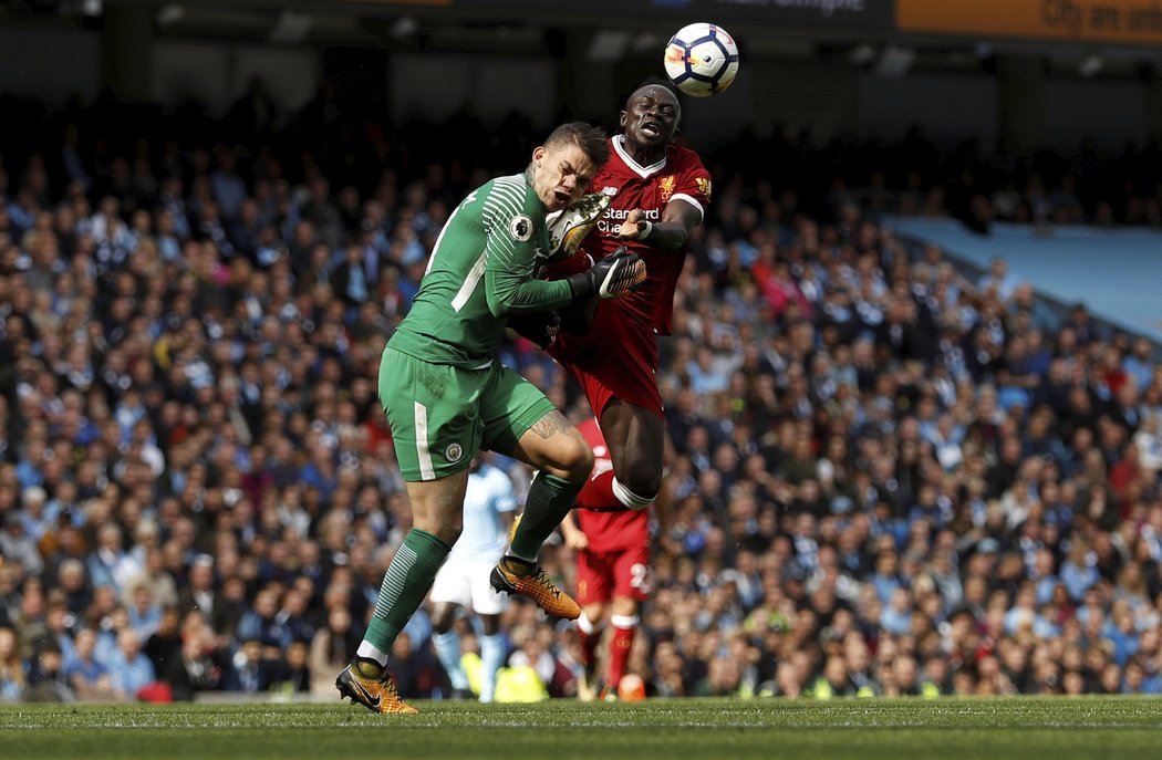 Tvrdá srážka. Ederson byl faulovaný, Sadio Mané z Liverpoolu viděl červenou kartu.