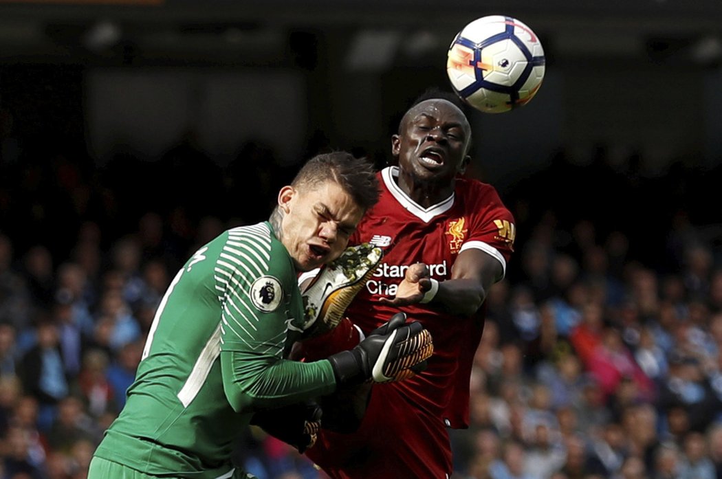 Detail hrůzné srážky brankáře Manchesteru City Edersona a Sadia Maného z Liverpoolu