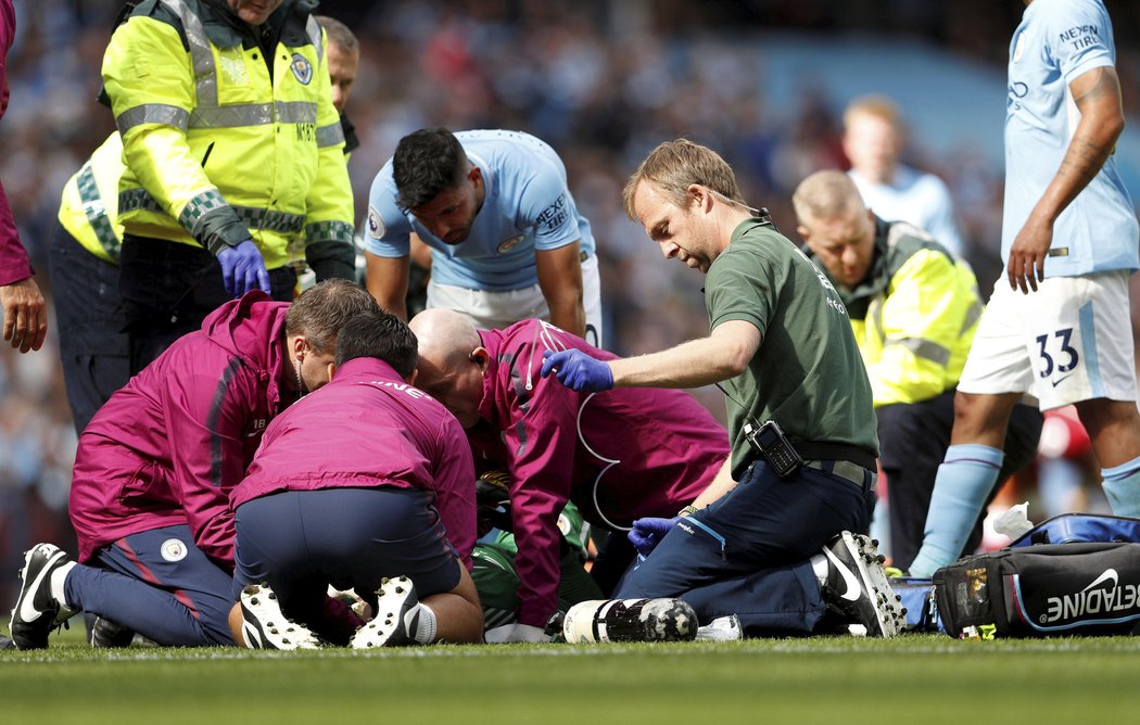 Kvůli ošetřování brankáře Manchesteru City Edersona Moraese se dlouho nehrálo