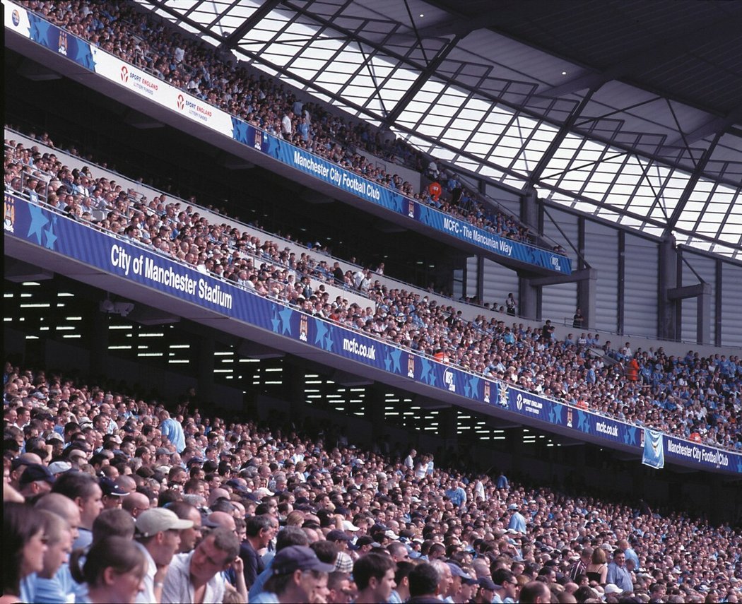 Zaplněné ochozy na stadionu Manchesteru City