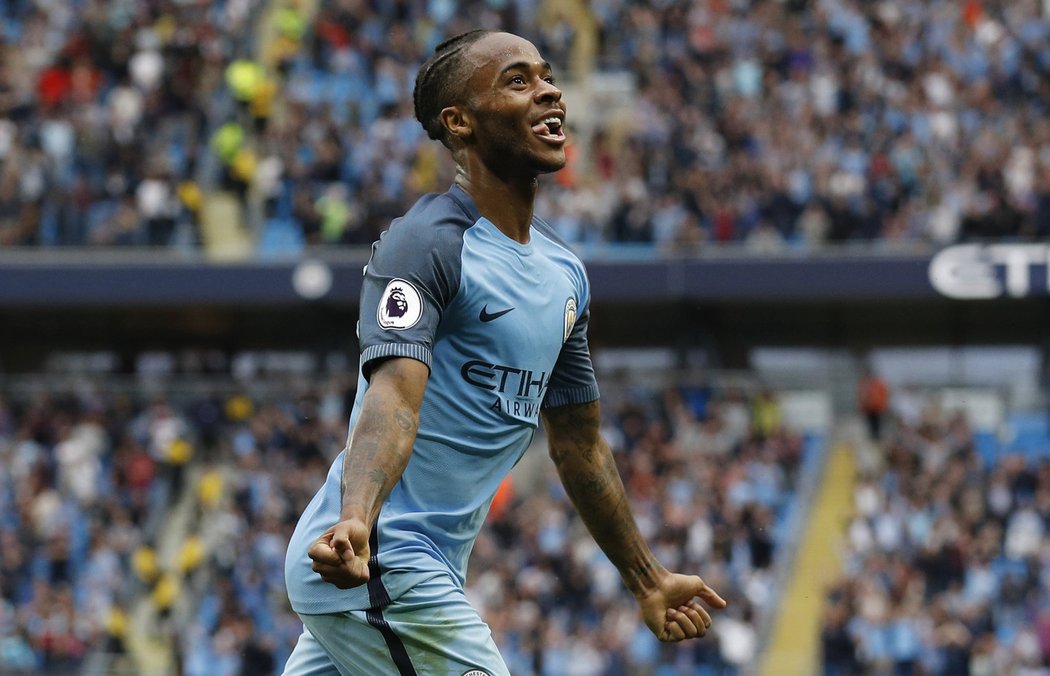 Raheem Sterling slaví gól Manchesteru City