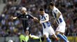 Útočník Manchesteru City Sergio Agüero uniká obraně Brightonu